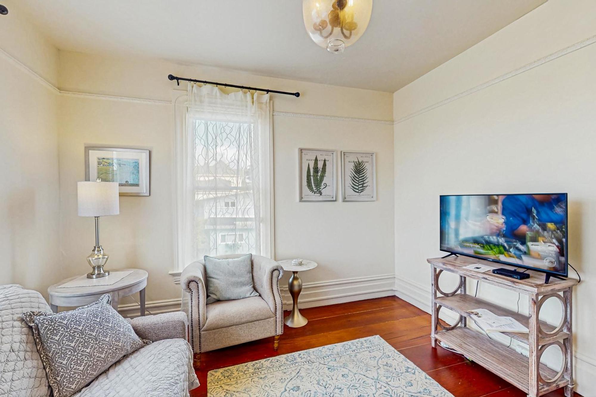 Lilac Victorian Downstairs Eureka Bilik gambar