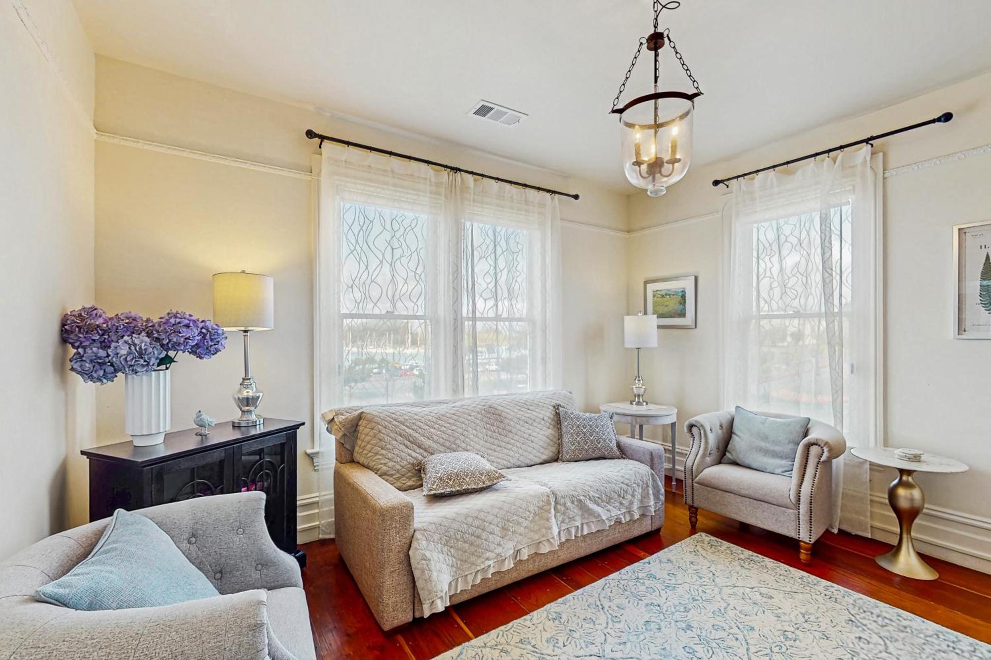Lilac Victorian Downstairs Eureka Bilik gambar